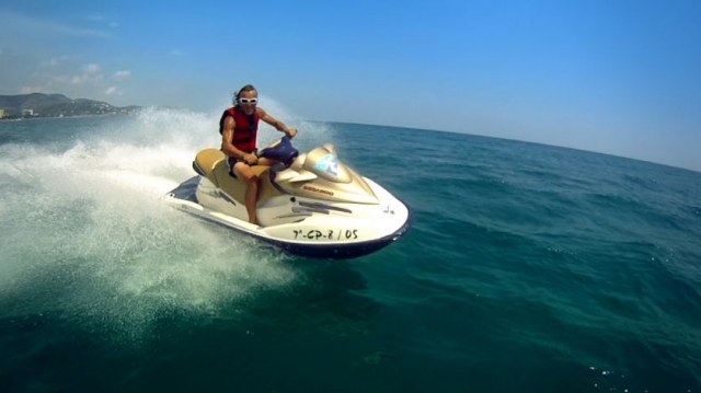 hombre en una moto de agua
